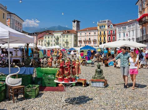 markt in locarno|Markt auf der Piazza Grande